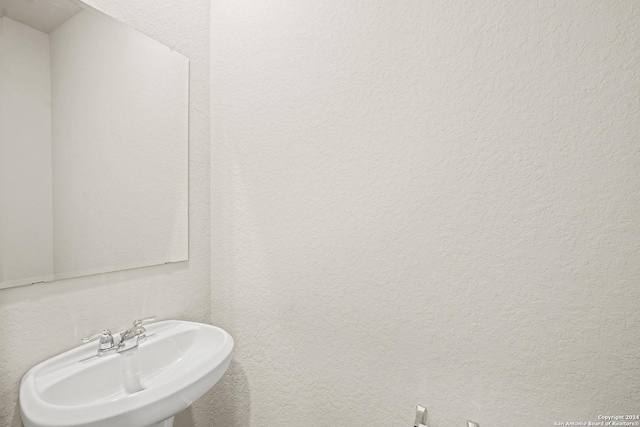 bathroom featuring sink