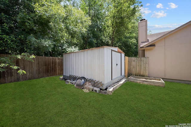 view of yard with a shed