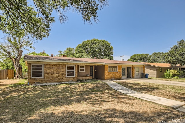 ranch-style house featuring a front yard