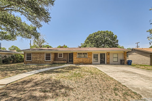 single story home with a front yard