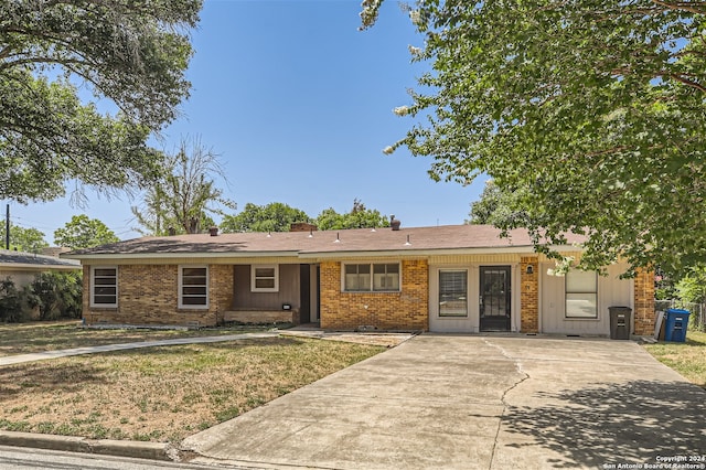 single story home featuring a front lawn