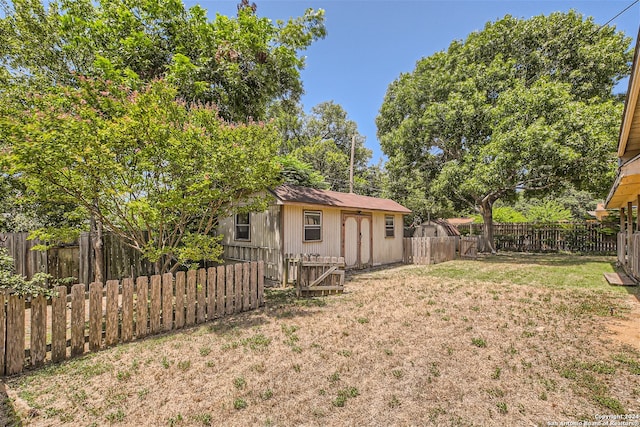 view of yard featuring an outbuilding