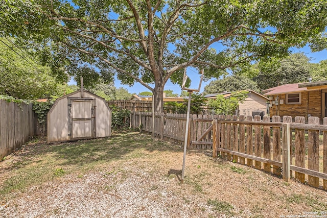 view of yard with a storage shed