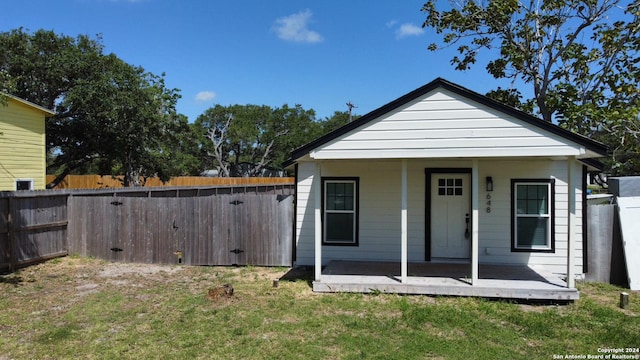 view of front of house featuring a front yard