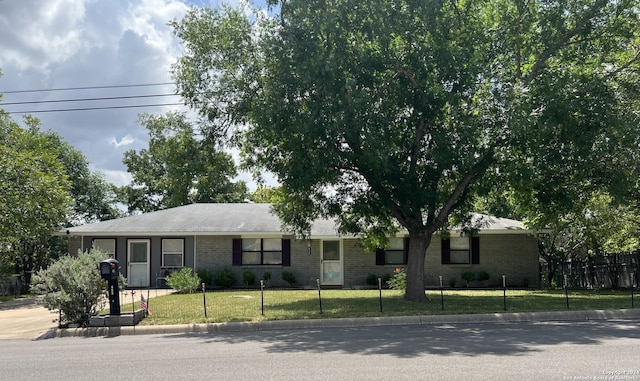 ranch-style house featuring a front lawn