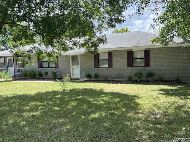 ranch-style house featuring a front yard