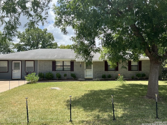 ranch-style house featuring a front yard