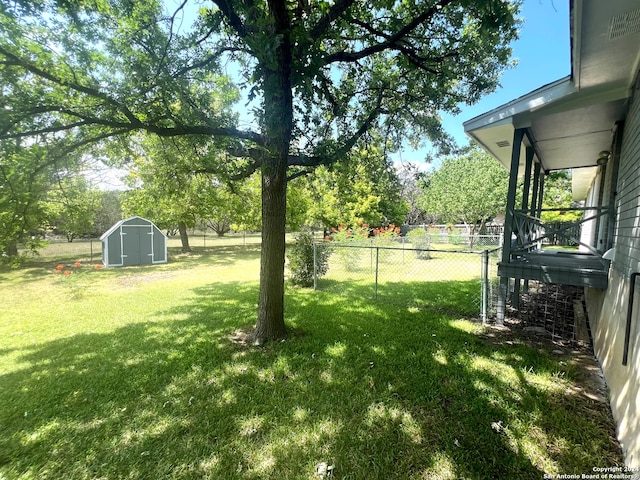 view of yard with a shed