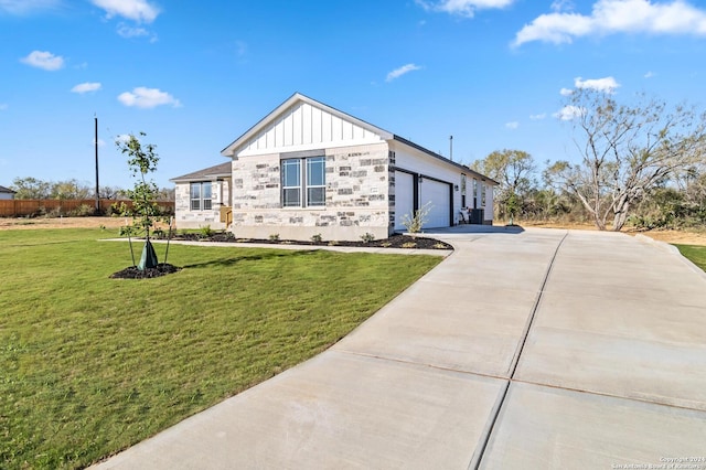 view of front facade featuring a garage and a front lawn