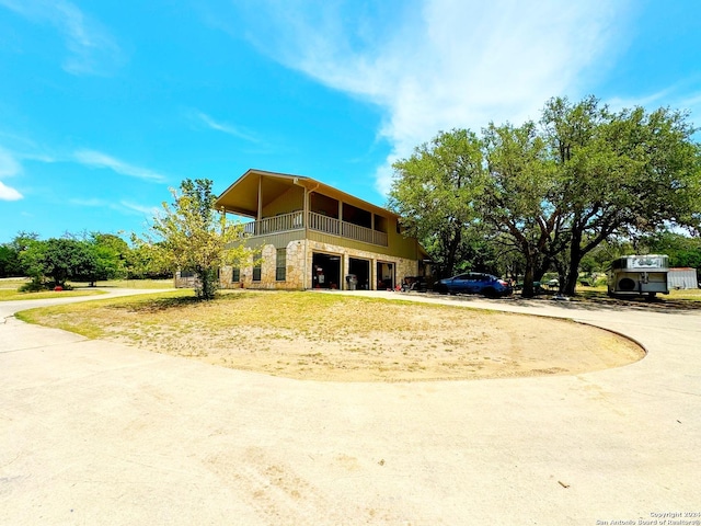 view of front of home featuring a balcony