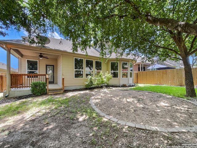 ranch-style house with ceiling fan