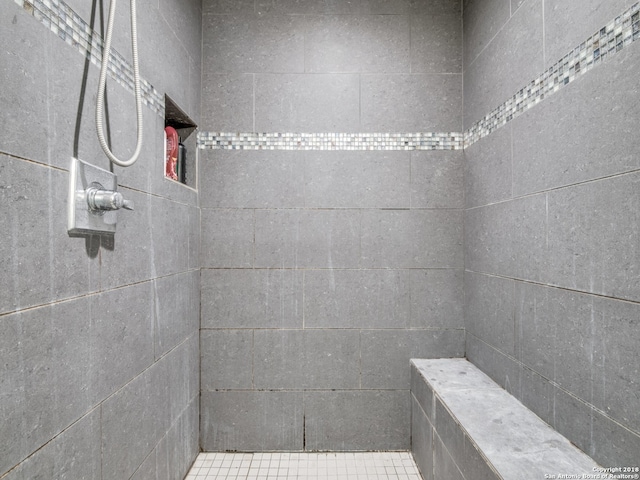 bathroom featuring a tile shower