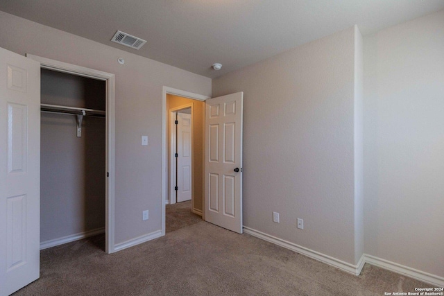 unfurnished bedroom with carpet flooring and a closet