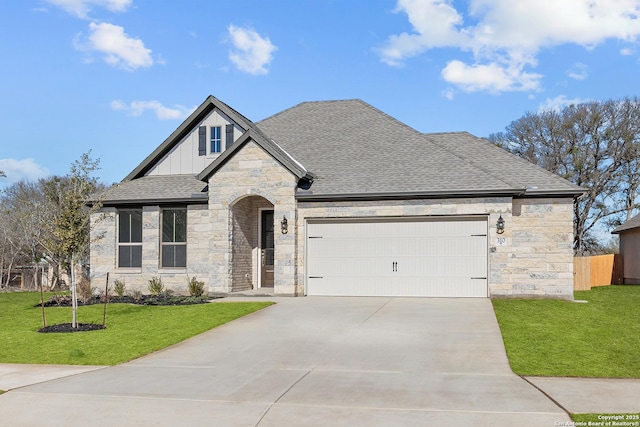 view of front facade featuring a garage and a front yard