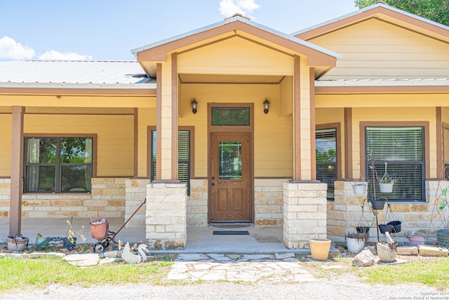 property entrance featuring a porch