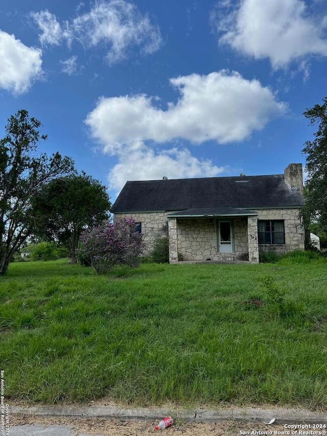 view of front facade featuring a front yard