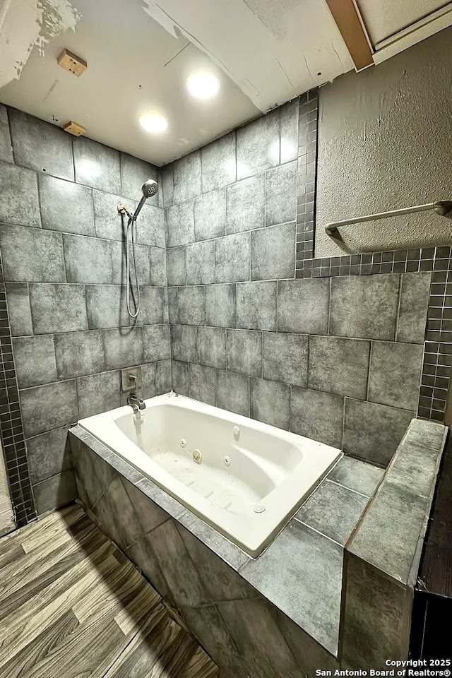 bathroom with tiled shower / bath combo