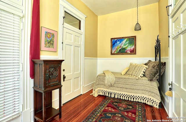 sitting room with hardwood / wood-style floors