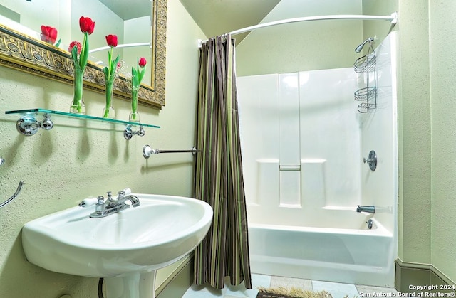 bathroom featuring sink and shower / bath combo