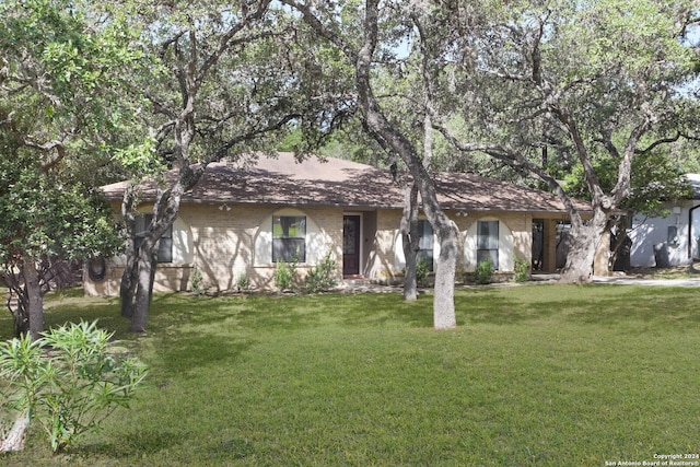 single story home featuring a front yard