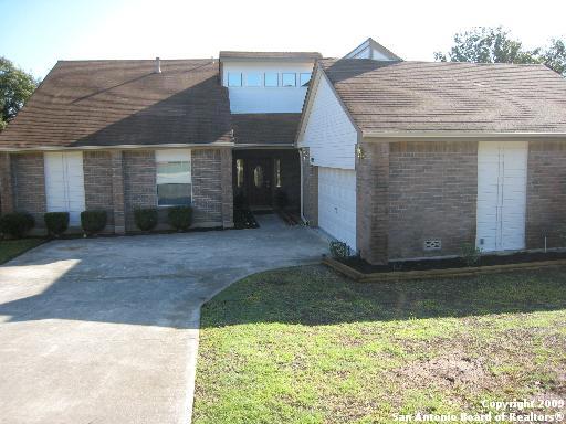 view of front of home featuring a front yard