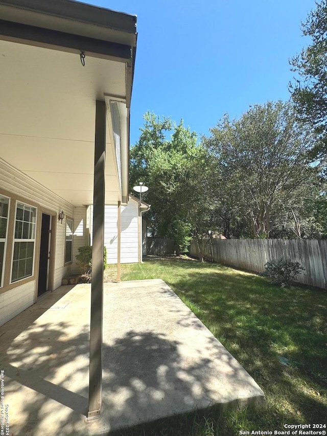 view of yard featuring a patio area