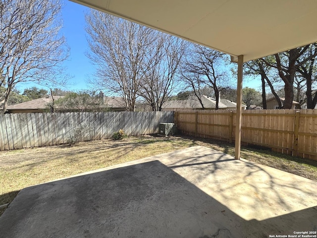 view of yard featuring a patio