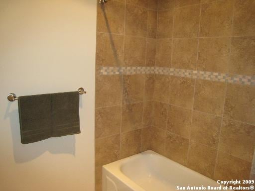 bathroom featuring tiled shower / bath combo