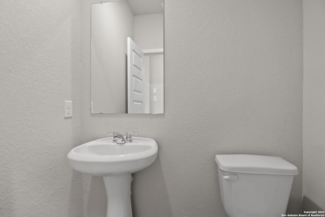 bathroom featuring toilet