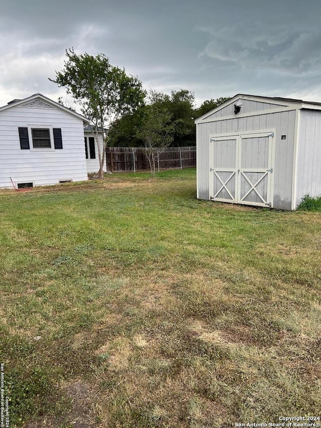 view of yard with a storage unit