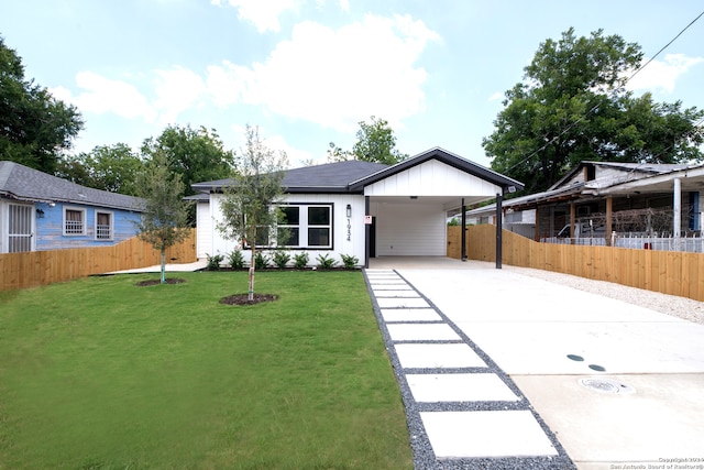 view of front facade featuring a front yard and a carport