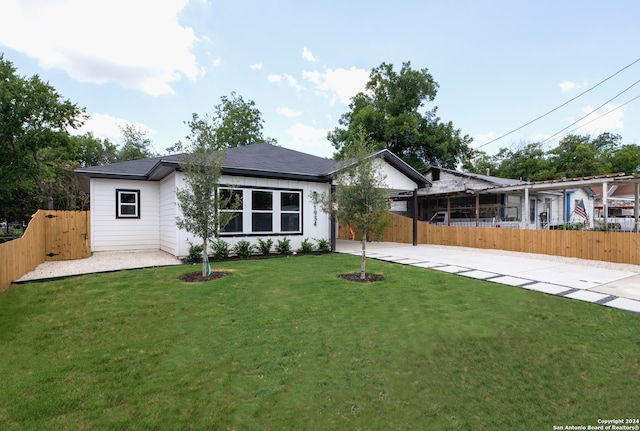 view of front of property featuring a patio and a front lawn