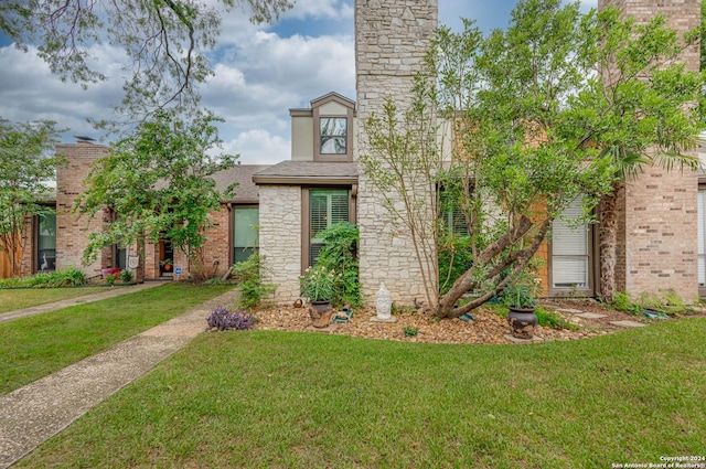 view of front of home with a front lawn