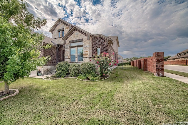 view of front facade featuring a front yard