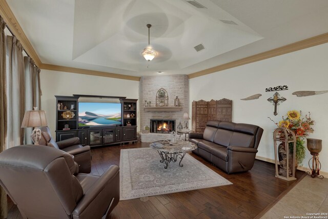 office featuring a raised ceiling, carpet floors, and ceiling fan