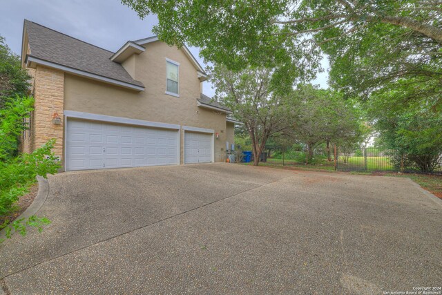 view of yard featuring an outdoor structure and a garage