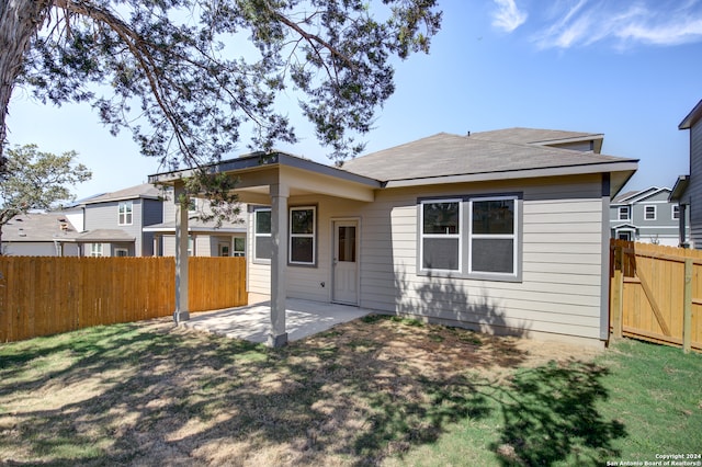 view of front facade featuring a patio and a front lawn