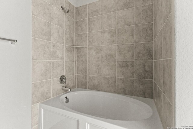 bathroom featuring tiled shower / bath