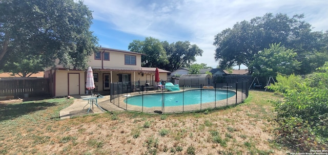 view of swimming pool featuring a lawn