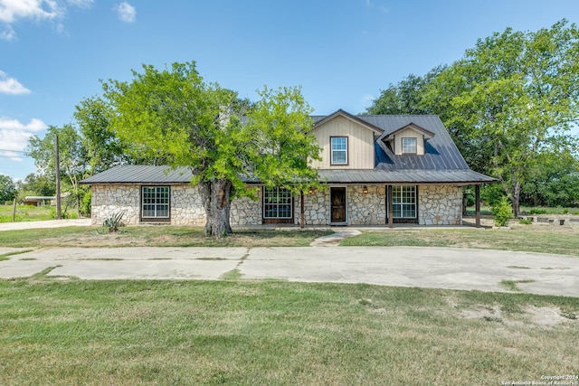 view of front of home with a front yard and covered porch