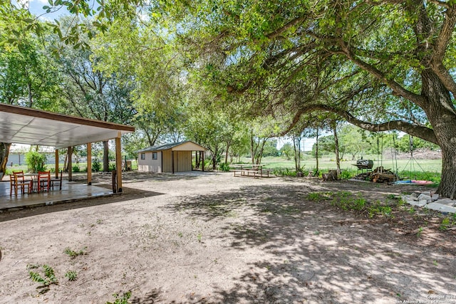 view of yard with an outdoor structure