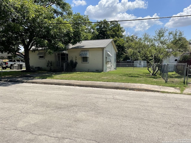 view of front of home with a front lawn