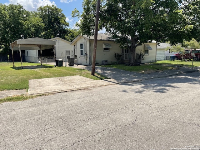 view of front of property with a front lawn