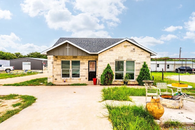 view of front facade with a front yard