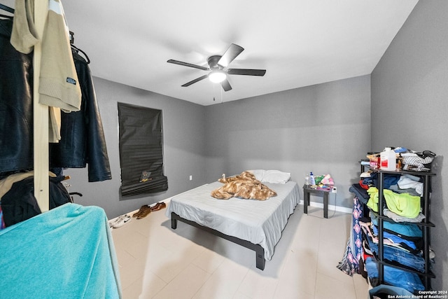 bedroom with ceiling fan