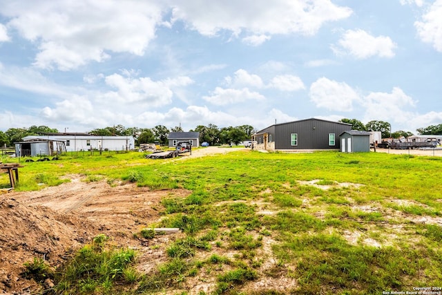 view of yard with an outbuilding