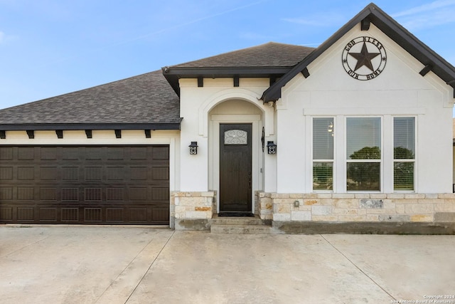 view of front facade featuring a garage