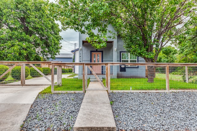 view of front of property featuring a front lawn