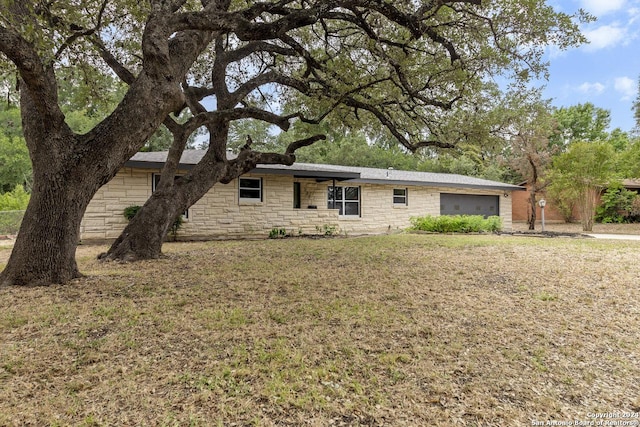 view of front of house featuring a front yard and a garage