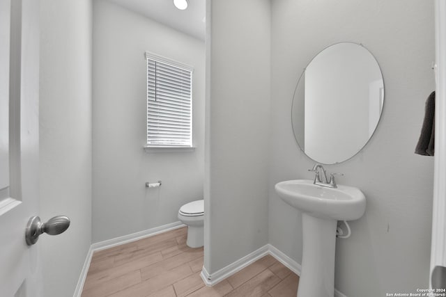 bathroom featuring toilet and sink